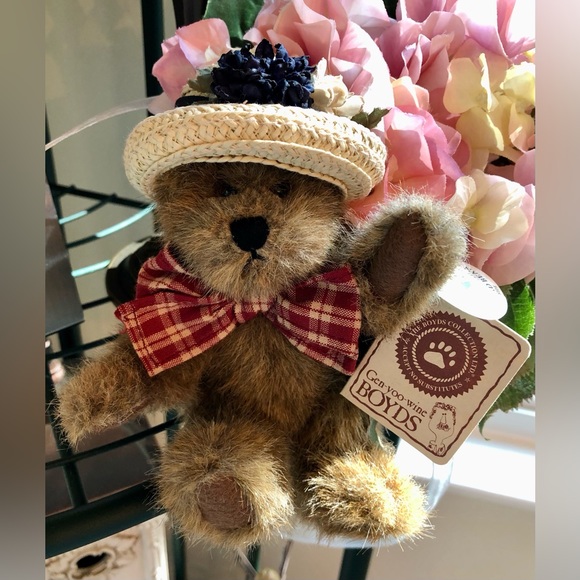 Gen-you-wine BOYDS Bears “Betty Jane Maybeary” - Picture 9 of 9